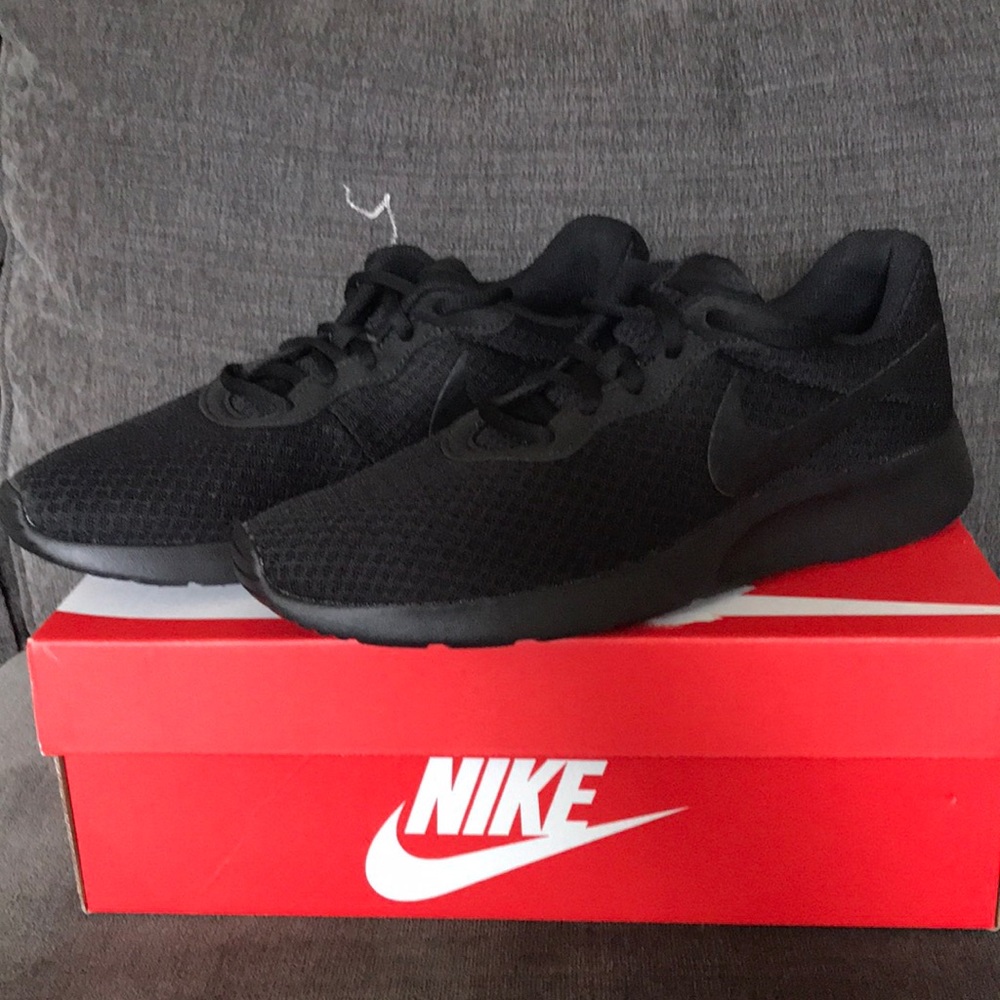 Nike Tanjuns Size: 9 BRAND NEW! NEVER BEEN WORN!